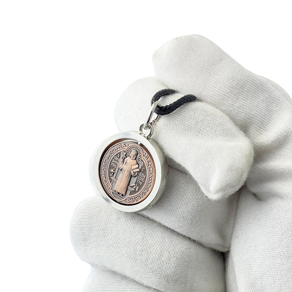 Nuevo Collar con Medalla de Sa - Jewelry & Watches Spółka Z Ograniczoną Odpowiedzialnością reseña y precio